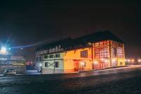 гостиный двор Алтай ночью - вид с дороги